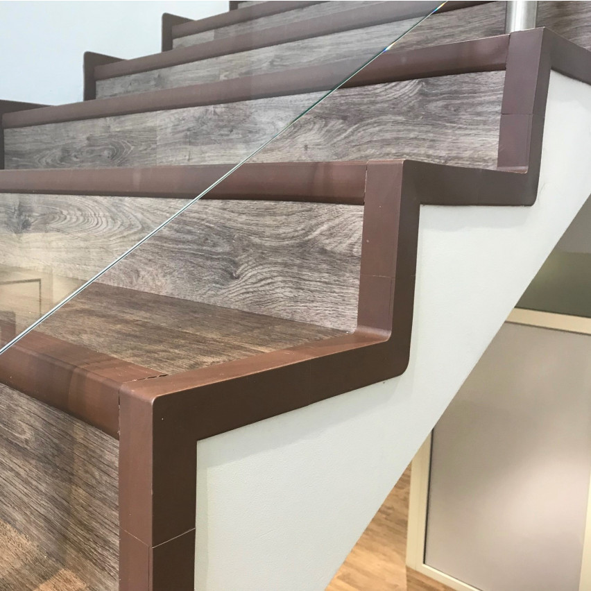 Un juego para el acabado de escaleras de PVC de color marrón