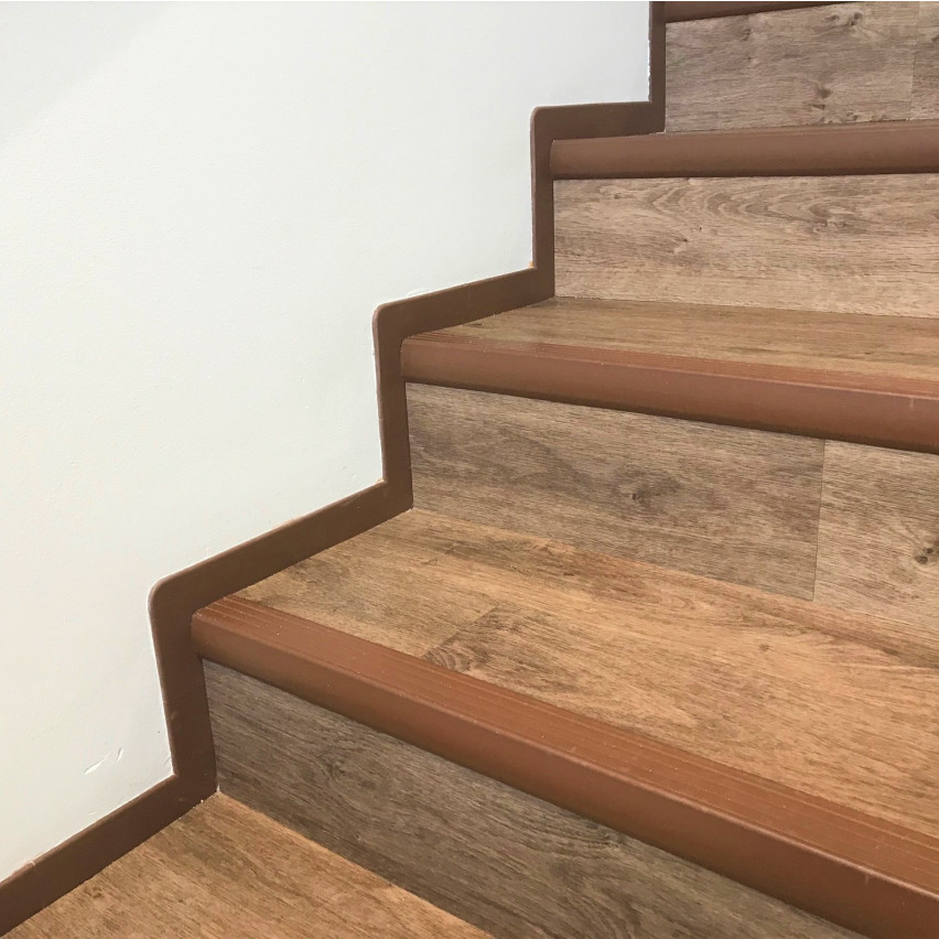 Un juego para el acabado de escaleras de PVC de color marrón